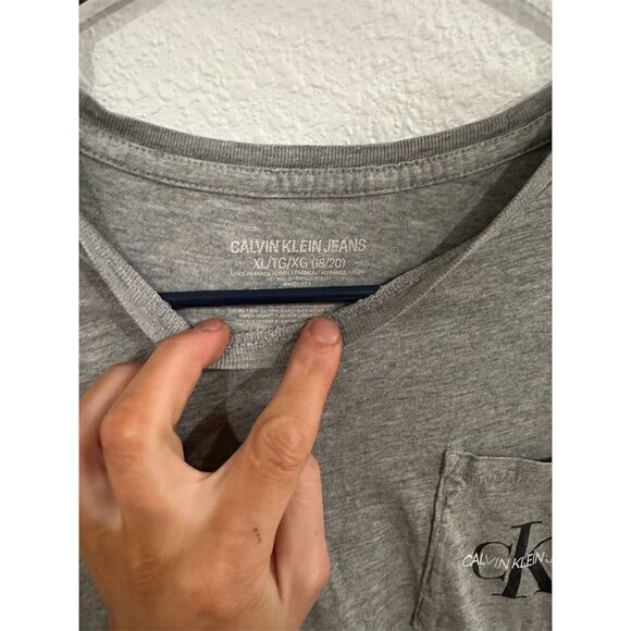 Calvin Klein Boys T-Shirt XL Gray Short‎ Sleeve Crew Neck Casual Top - Picture 2 of 3